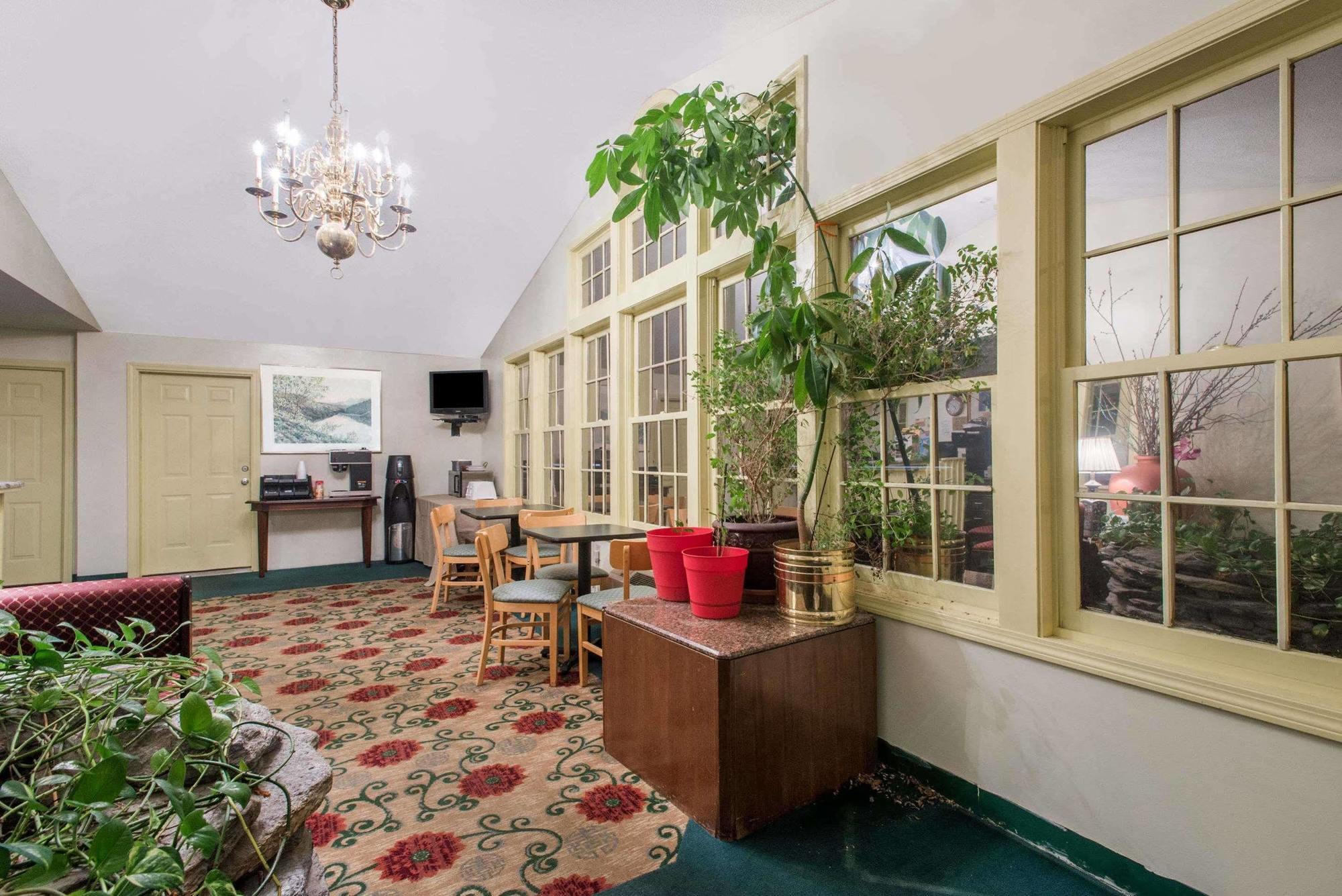 Knights Inn Hadley Ngoại thất bức ảnh